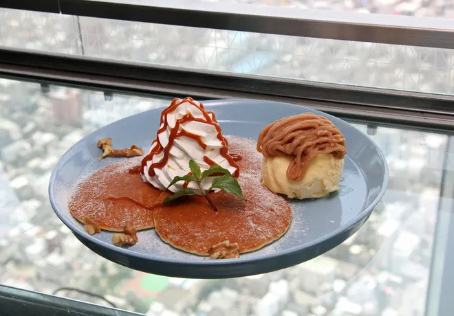 SKYTREE CAFE（天望デッキ フロア350）「モンブランのパンケーキ」¥900 ©TOKYO-SKYTREE