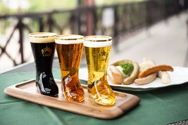 横浜赤レンガ倉庫限定 数量限定 ドイツ国旗のミニブーツ飲み比べセット (ヱビス生ビール、琥珀ヱビス、ヱビスプレミアムブラック) ¥1,600(ソーセージ別売)