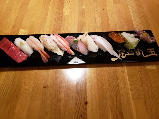 厳選すし玉盛り（石川県産のどぐろ，白えびなど11貫）2,970円（税込）