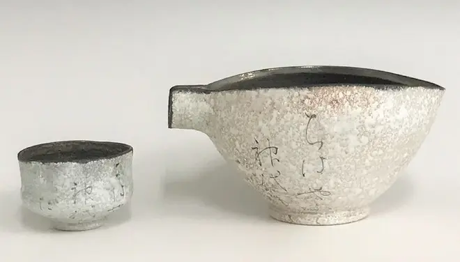 田村 星都「ぐいのみ うたあそび」「片口 うたあそび」［画像 左］●ぐいのみ うたあそび サイズ：径6.3×高さ4.5cm　［画像 右］●片口 うたあそび　 サイズ：幅16×奥行10.5×高さ8.3cm