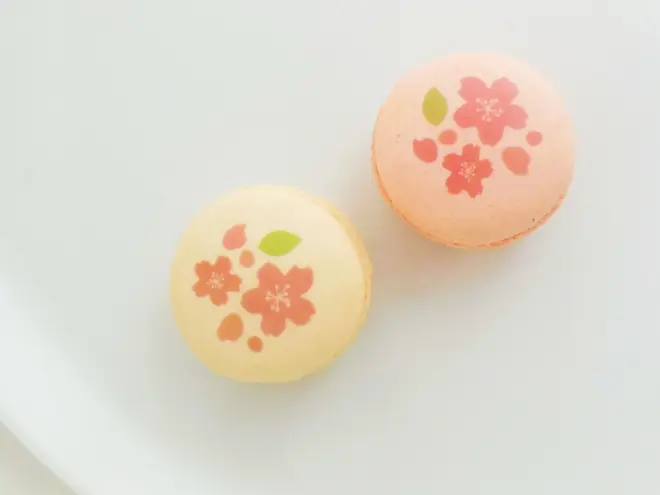 ## 桜とほうじ茶プリンのモンブランクレープ（右）桜とほうじ茶プリンのモンブランパフェ（左）￥各550