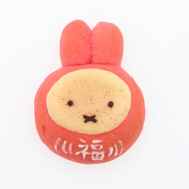 ©️Mercis bv みっふぃー福だるまパン 350円（税別）ミッフィーの福だるまがパンになりました。コロンとまん丸なかわいい見た目に濃厚な抹茶クリームを包んでいます。１日数量限定での販売です。