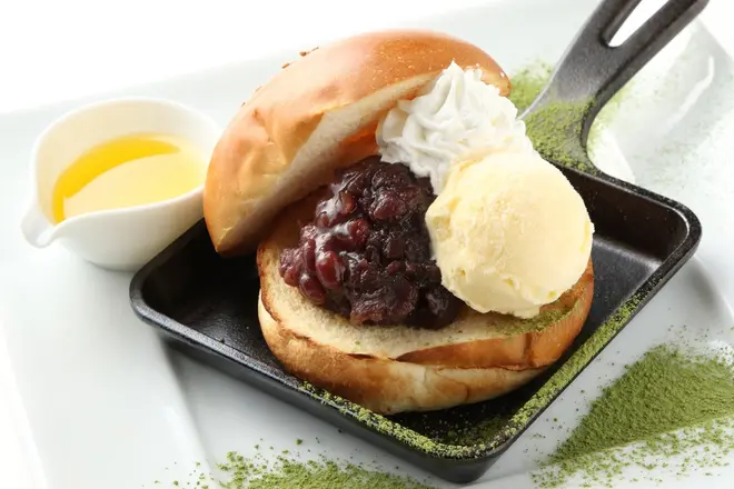 名古屋小倉バーガー　980円(税抜) トーストに小倉をのせて食べる名古屋流の食べ方を アメリカのハンバーガーで。 トーストされたサクサク香ばしいバンズとの相性は◎