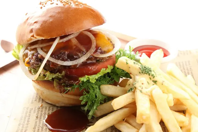 100％ビーフバーガー　1,580円(税抜)  本場の味が楽しめるようお肉の味付けはシンプルに。 ほんのり甘い小麦が香る手作りパンで。