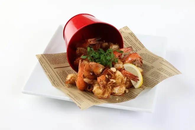 ■ケイジャンシュリンプ　1,580円(税抜) 海老とガーリックの香ばしいにおいが食欲をそそります。手づかみで食べるのがおすすめ