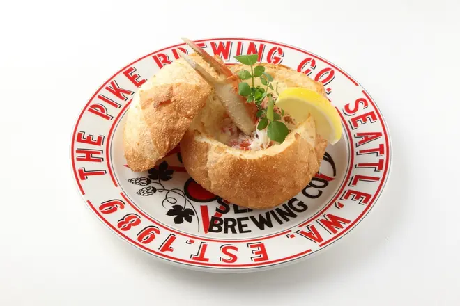 ■クラブチャウダー　1,680円(税抜) 日本人が好む蟹の旨味が濃厚チャウダーに。 レモンをかけて味の変化も楽しめる