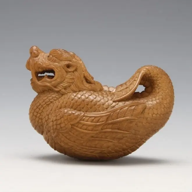 岩田 知幸　「飛龍」　●サイズ：幅5.6cm　黄楊材