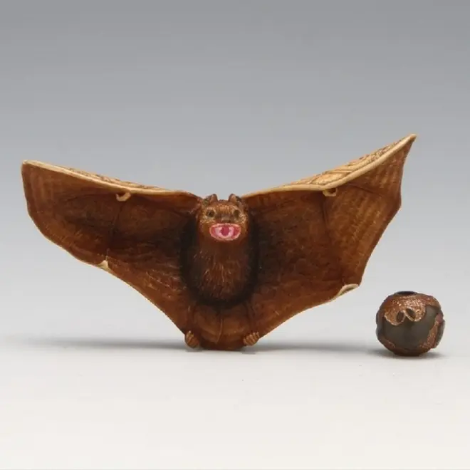 福山　恒山　「小夜」　●サイズ：〈根付〉幅5.4cm、〈緒締〉幅0.9cm　鹿角材