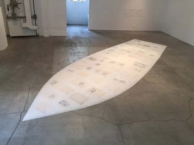 阪田清子《ゆきかよう舟》2016年 展示風景（2017年 ギャルリーパリ／横浜）／インスタレーション／書籍、塩の結晶