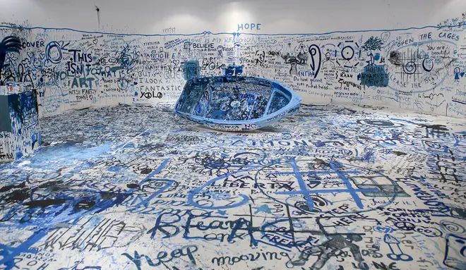 オノ・ヨーコ 《色を加えるペインティング(難民船)》 1960 / 2016年 ミクスト・メディア・インスタレーション サイズ可変 展示風景:「オノ・ヨーコ:インスタレーション・アンド・パフォーマンス」マケドニア現代美術館(テッサロニキ、ギリシャ)2016年