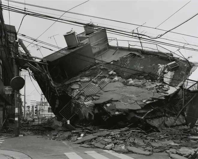 宮本隆司 《KOBE 1995 After the Earthquake―神戸市長田区》 1995年 ゼラチン・シルバー・プリント 51×61 cm 所蔵:森美術館、東京