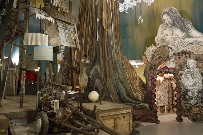 スウーン 《水没した母なる地》 2014年 ミクスト・メディア・インスタレーション サイズ可変 作家蔵 展示風景:「スウーン:水没した母なる地」ブルックリン美術館、2014年 撮影:トッド・シーリー *参考図版