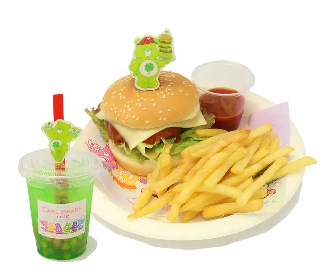 グッドラックベア™ のタピオカメロンソーダ 650円(税込)とラッキーハンバーガー 840円(税込)