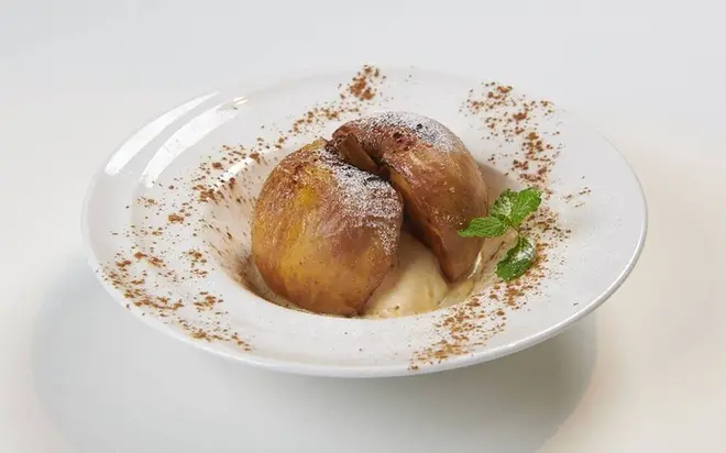 りんごのローストシナモン風バニラアイス添え（ Trattoria Pizzeria LOGiC Marina Grande ）