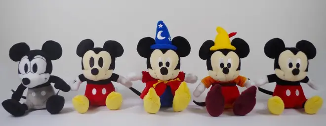 ぬいぐるみ（左から、Plane Crazy／Vintage Style／Fantasia／Fun and Fancy Free／Modern Style）各 1,620円（税込）