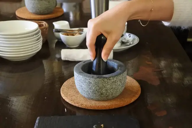 ゴリゴリと木の実をすりつぶす