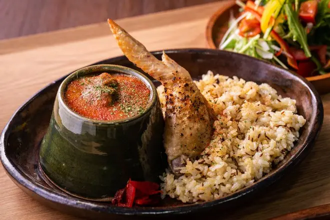 【鬼岳の溶岩カレー】 五島のシンボル「鬼岳」をイメージした カレー。大胆な手羽先は五島の地鶏を使用