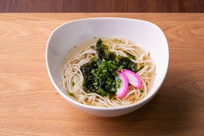 【五島うどん】 椿油を練りこんだツルっとした麺が魅力！ あご出汁でいただく、五島名物のうどんである