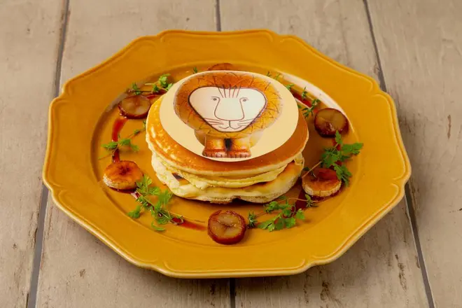 ④アーモンドとカスタードのセムラ風パンケーキ　ライオンの板チョコのせ　1,280yen/(c)LISA LARSON