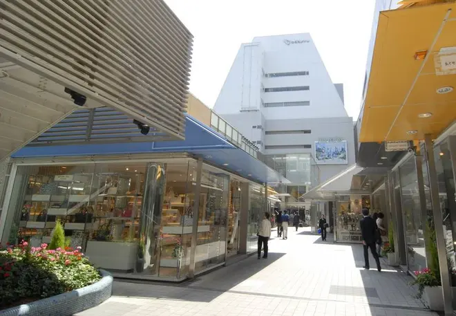 新宿ミロード　モザイク通り　