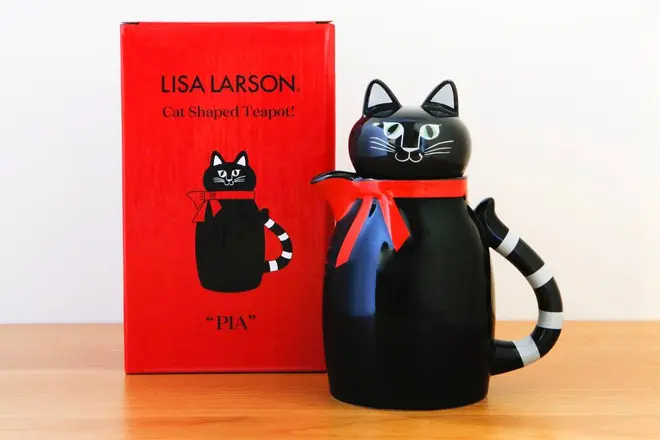 ①CAT　ティーポット　くろねこのPIA　5,400yen/(c)LISA LARSON