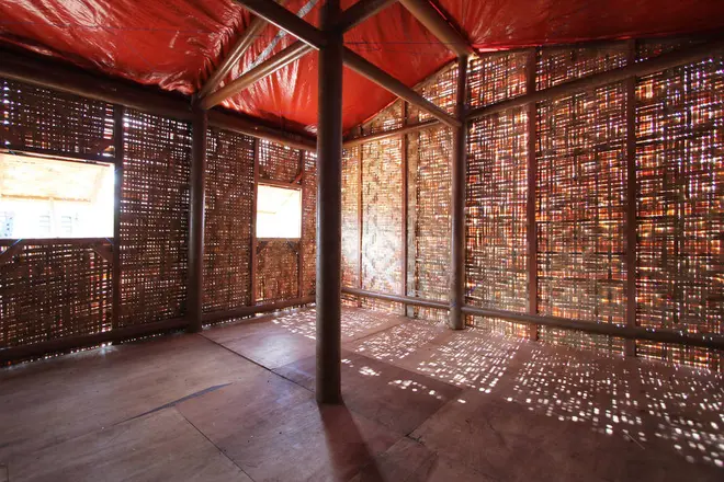 坂 茂「Paper Temporary Shelter - Philippines」2014年 ©Voluntary Architects Network