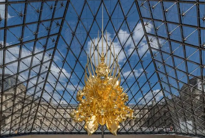 Throne 2018 mixed media h.1040, w.480, d.330 cm photo: Nobutada OMOTE | SANDWICH © Pyramide du Louvre, arch. I. M. Pei, musée du Louvre