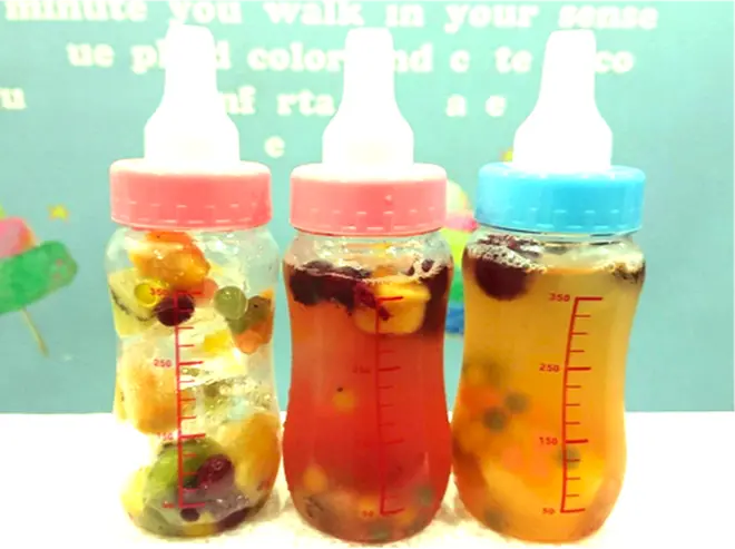 タピオカ入りカラフルティー哺乳瓶しなこん茶700円（税込）