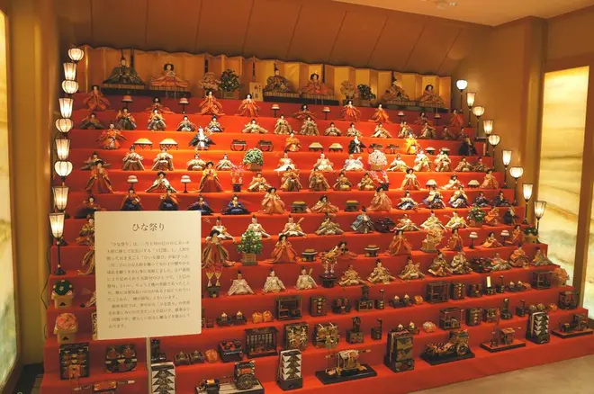 103体のひな人形が展示された十三段雛飾り