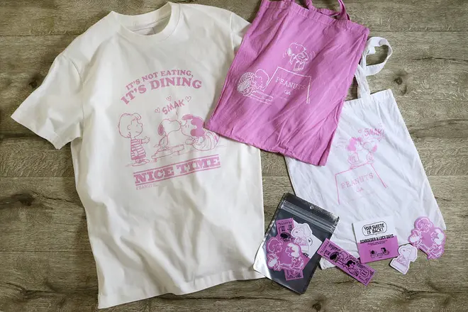 エコトート　￥1600（税抜） PEANUTS CafeオリジナルTシャツ（シュローダー＆ルーシー）　￥2,900（税抜）