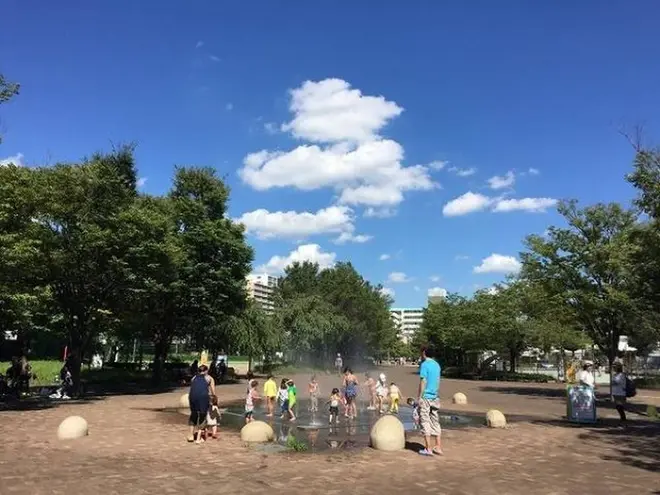  子どもたちが安心して水遊びができる噴水