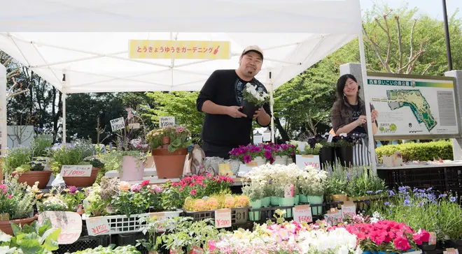 色鮮やかな花苗が並ぶフラワーパーティ（昨年の様子）