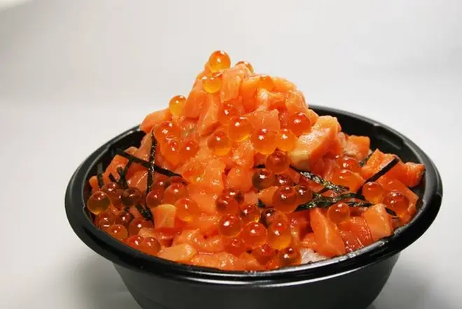 とろサーモンといくらの親子丼/北海道