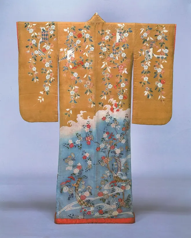 「振袖 染分縮緬地枝垂桜菊短冊模様」