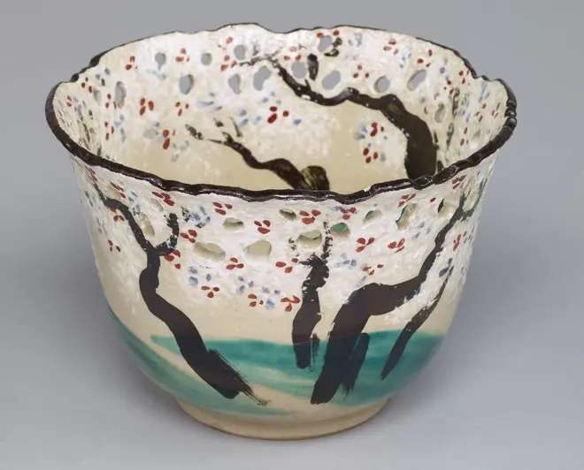 「色絵桜樹図透鉢」