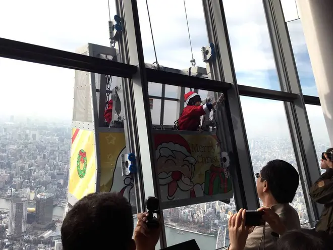 東京スカイツリー展望台窓ガラス清掃 ©TOKYO-SKYTREE