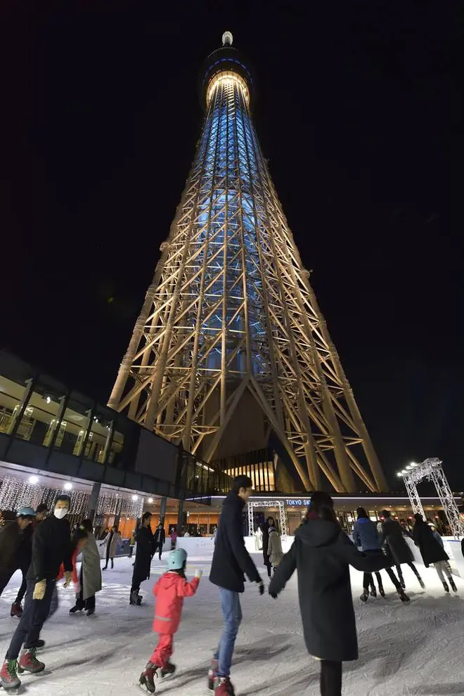 夜は東京スカイツリーのライティングを眺めながらスケートを楽しめる (c)TOKYO-SKYTREETOWN
