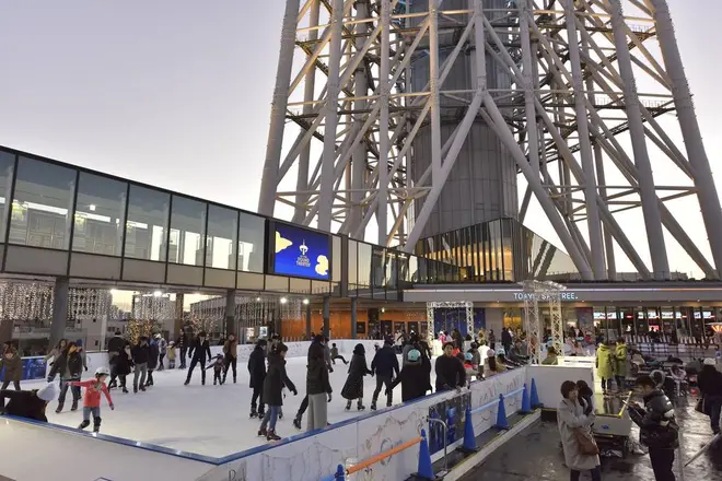 東京スカイツリーの足元にあるスケートリンク (c)TOKYO-SKYTREETOWN