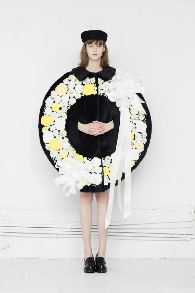 山縣良和《writtenafterwards - flowers II》2017年AWコレクション Photo: Kenshu Shintsubo  Yoshikazu Yamagata, writtenafterwards - flowers II, 2017AW, photo: Kenshu Shintsubo
