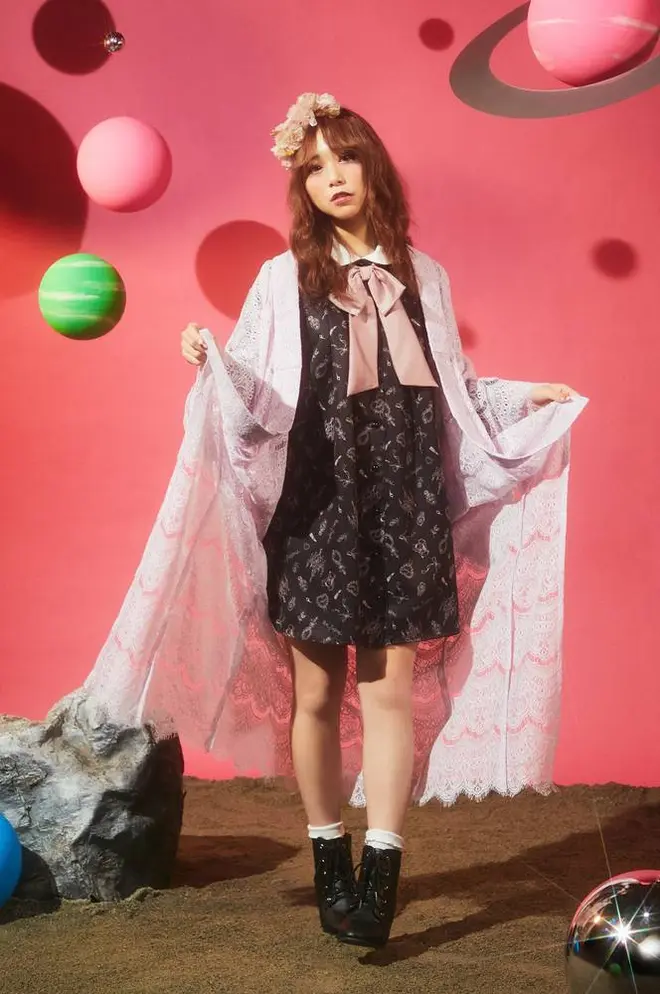 着用アイテム 着物：MIKI SAKURA ヘッドドレス：アトリエ染花 シャツワンピース：Ank Rouge（ラフォーレ原宿 4F）