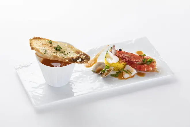 ＜オードブル＞魚介のスープとパスタのパエリア