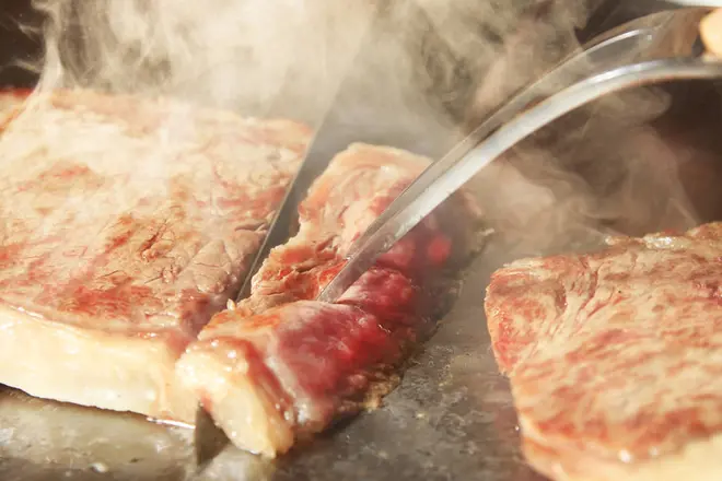 ライブキッチンで焼き上げるステーキ イメージ