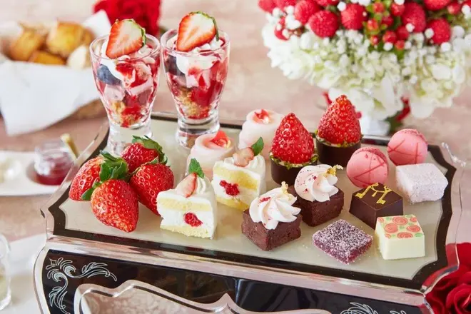 見た目にも大人可愛い いちごとローズのデザートプレート 気品あふれる薔薇の香りが楽しめる イメージ