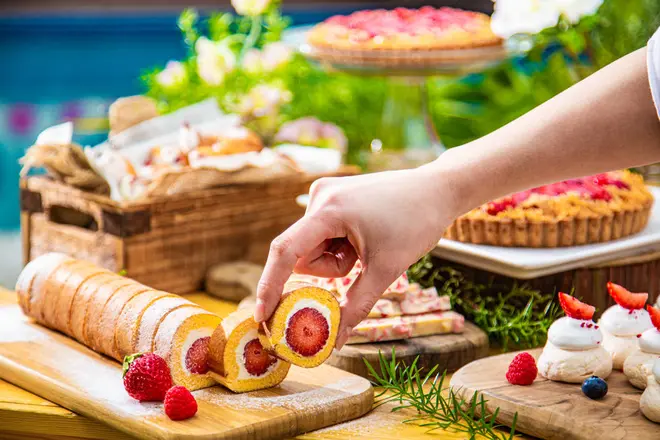 煉乳クリームを使ったロールケーキや、メレンゲのサクサク感が絶妙なニュージーランドの伝統菓子パブロバ。