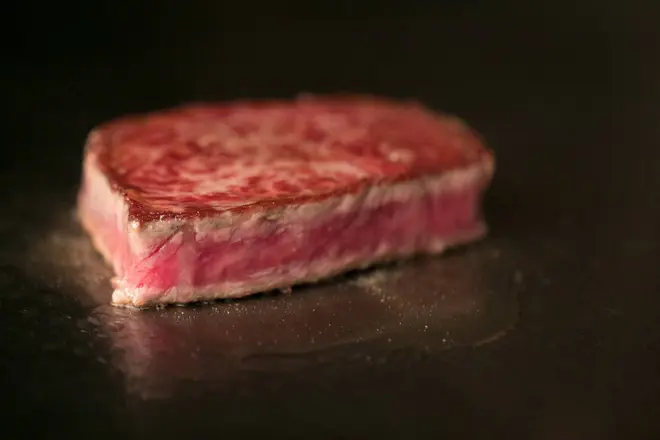 ENJOY LUNCHのミートプレートは、アンガスビーフ・和牛・特製ミニハンバーグの嬉しい3種盛り合わせ！