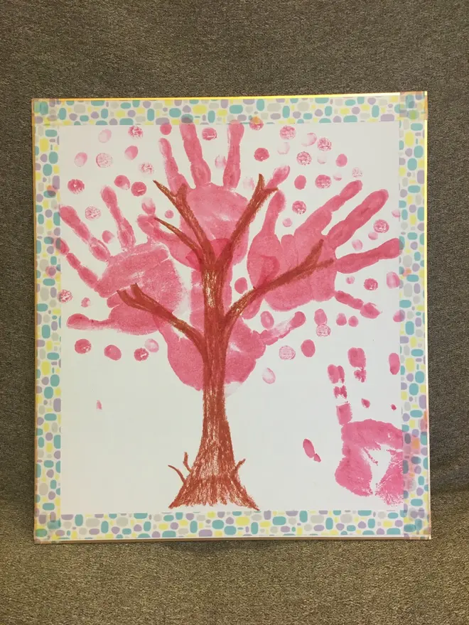 手形で描く桜の花 イメージ