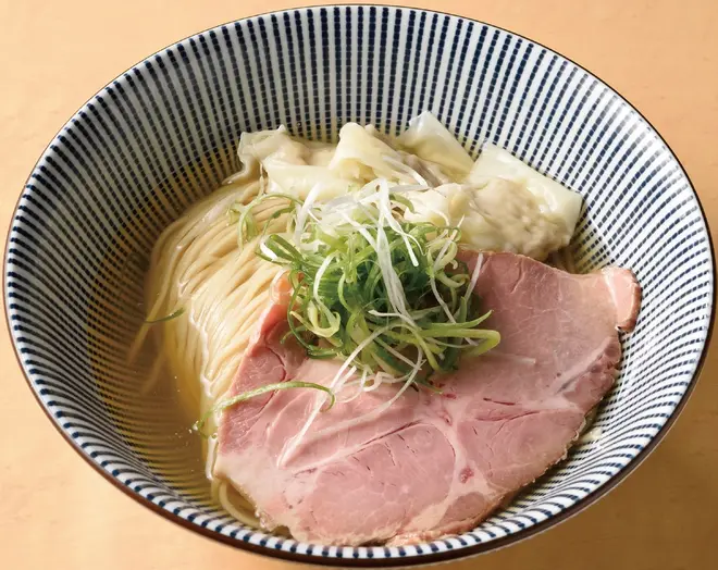 【埼玉】中華そば よしかわ／黄金の煮干しわんたんめん白醤油 イメージ