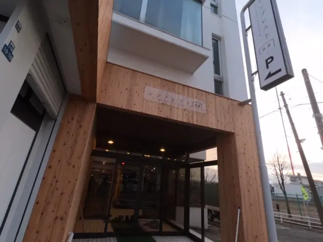 木のあしらいが印象的なエントランス
