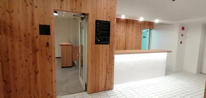 木の温かみを感じるロビー