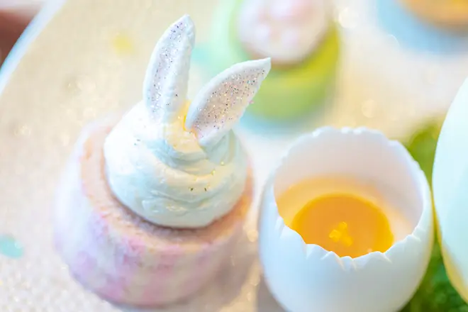 うさぎに見立てたいちごのロールケーキ、たまごに見立てたパンナコッタ イメージ